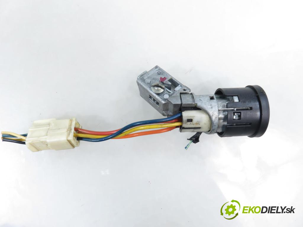 PEUGEOT 107 (PM_, PN_) HB 2006 50,00 1.0 68 - CFB (1KR) 998,00 spinačka N0502200 ; N0501477 (Spínacia skrinka)