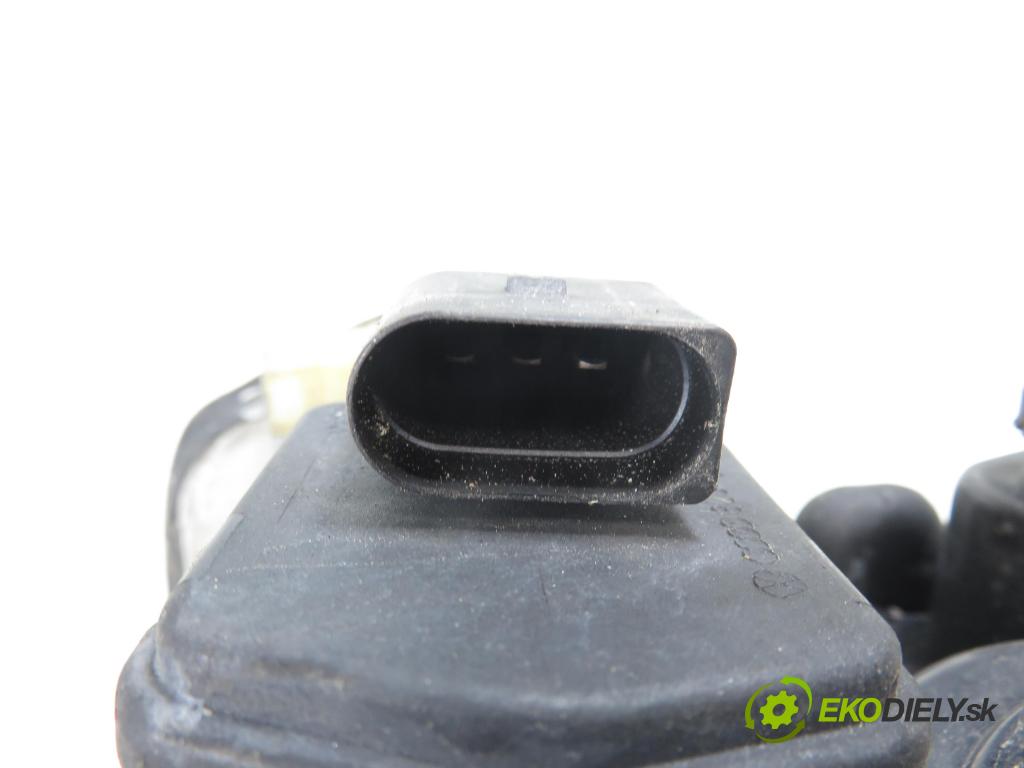 AUDI A3 (8L1) HB 1996 92,00 1.8 - AGN 1781,00 Svetlo LP