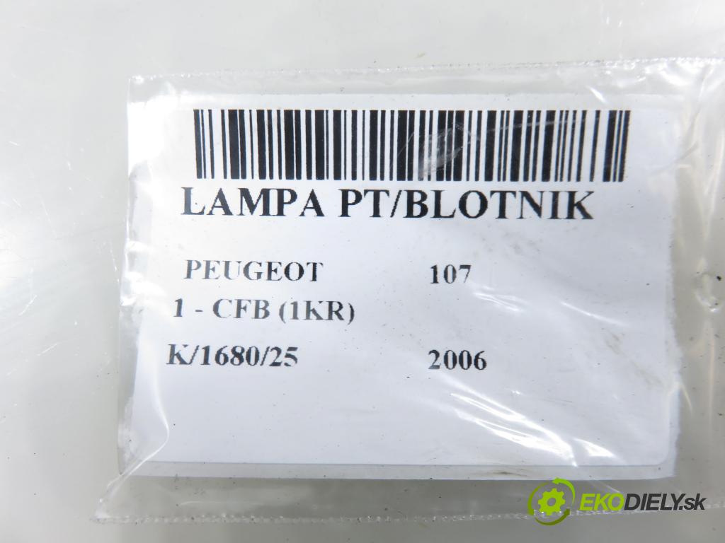 PEUGEOT 107 (PM_, PN_) HB 2006 50,00 1.0 68 - CFB (1KR) 998,00 Svetlo pravé zadné 815500H040