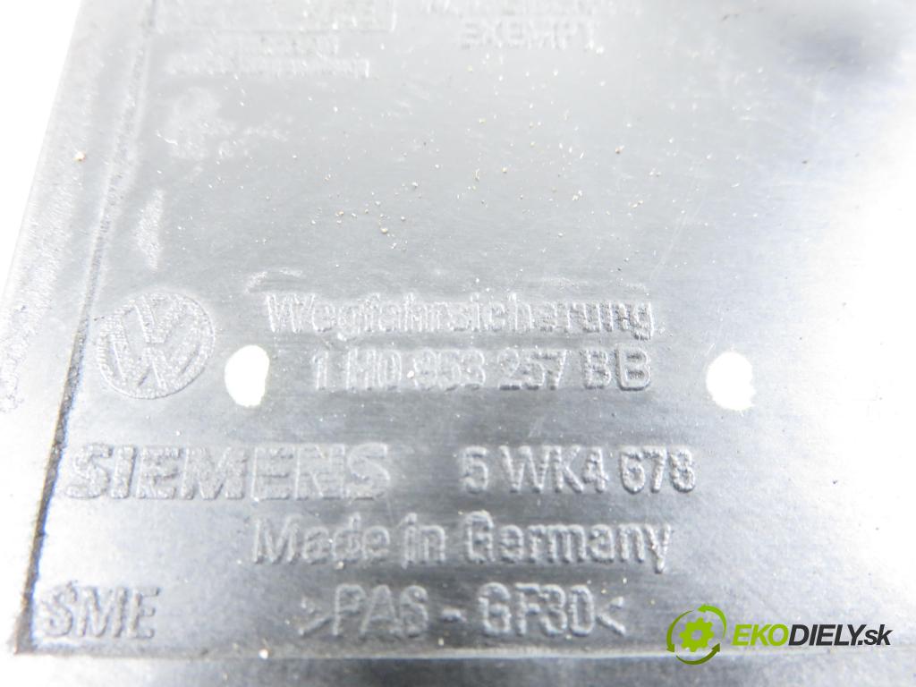 SKODA FELICIA I kombi (6U5) KOMBI 1999 47,00 1.9 D - AEF 1896,00 spinačka 441022221176 ; 1H0953257BB (Spínacia skrinka)