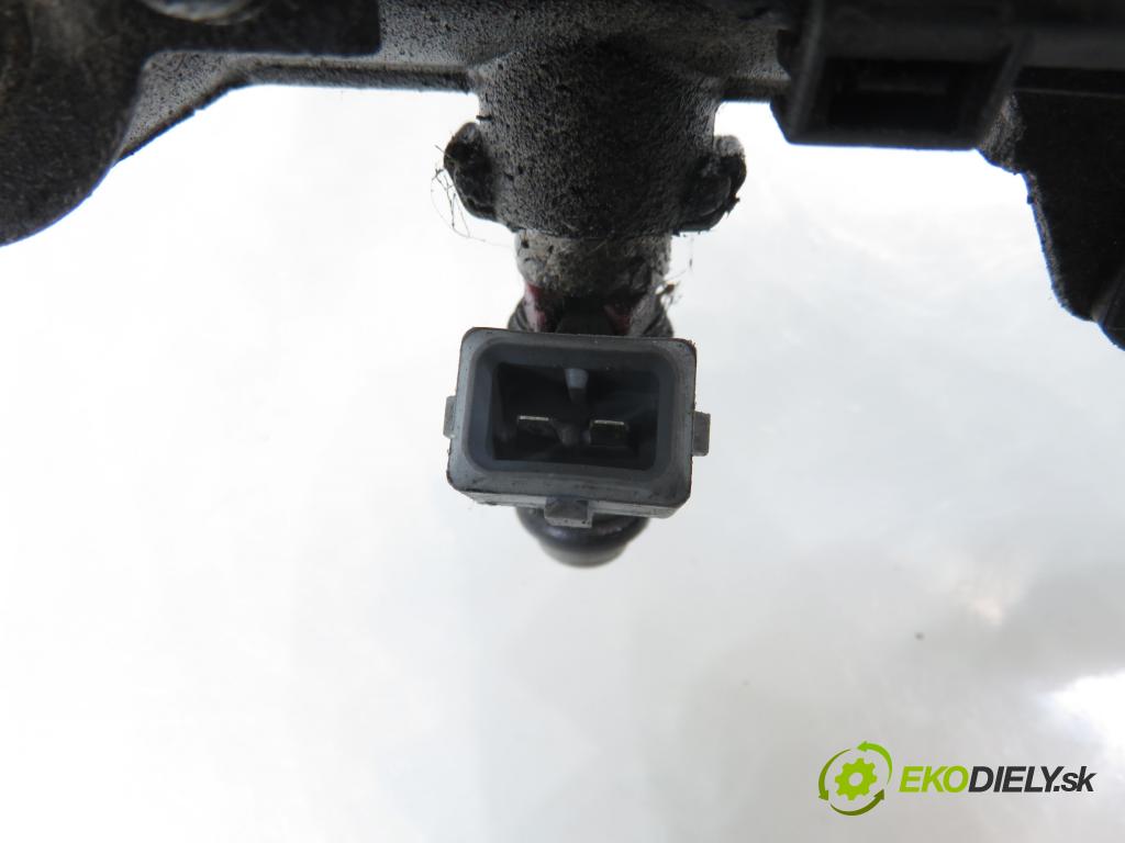 VW GOLF IV (1J1) HB 1998 55,00 1.4 16V - AHW 1390,00 Lišta vstrekovacia 036031C ; 036133319 (Vstrekovacia lišta)