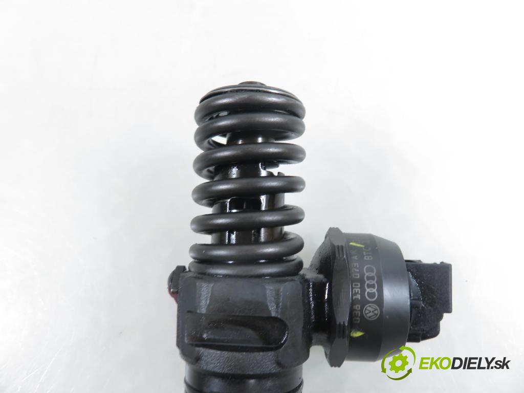 AUDI A4 (8E2, B6) SEDAN 2001 96,00 1.9 TDI PD 130 - AWX 1896,00 Vstrekovač 038130073AR ; 0414720214 (Vstrekovač paliva)