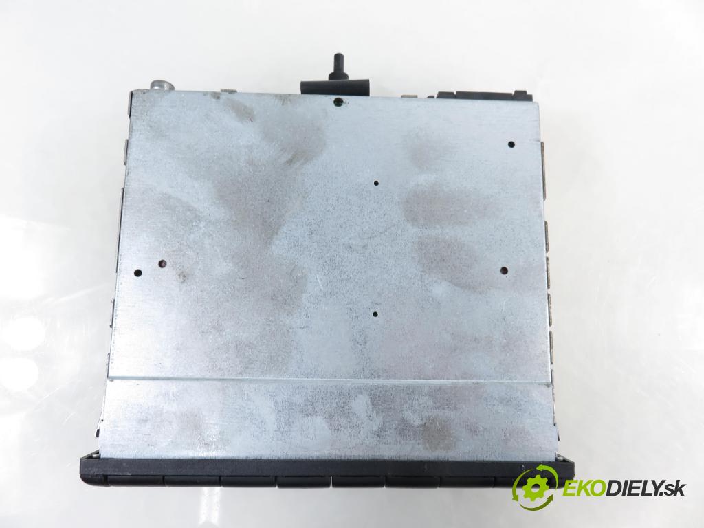 VW POLO (6N1) HB 1998 40,00 1.4 55 1390,00 RADIO 3B0035156