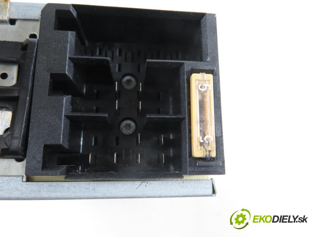 VW POLO (6N1) HB 1998 40,00 1.4 55 1390,00 RADIO 3B0035156