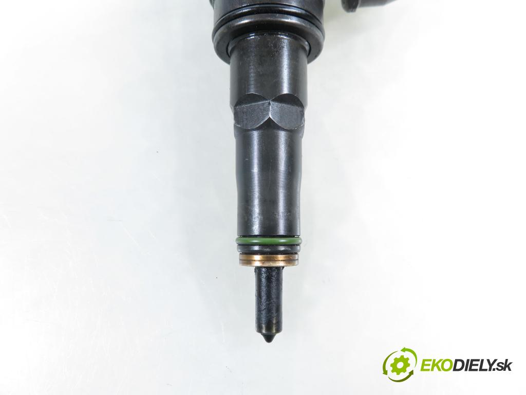 AUDI A4 (8E2, B6) SEDAN 2001 96,00 1.9 TDI PD 130 - AWX 1896,00 Vstrekovač 038130073BA ; 0414720216 (Vstrekovač paliva)