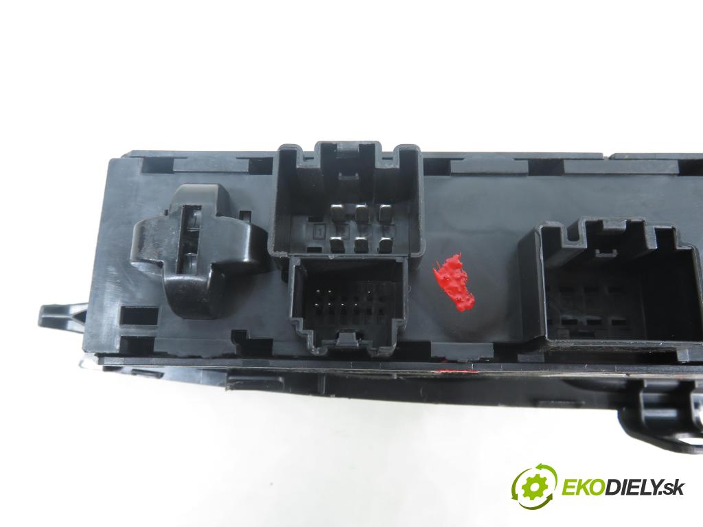 FORD FOCUS III HB 2016 77,00 1.6 Ti VCT 105 - IQDB 1596,00 Panel ovládania okien DT1T14A132FA