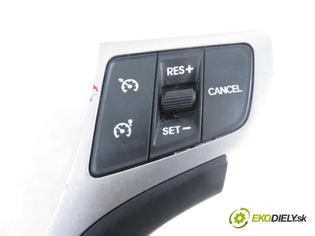 HYUNDAI i40 CW (VF) KOMBI 2014 100,00 1.7 CRDi 136 - D4FD 1685,00 ovladač rádia 967903Z100RY