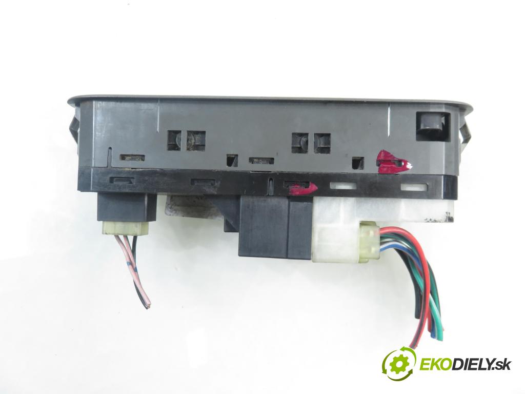 SUZUKI GRAND VITARA I (FT, HT) TERENOWY 2002 64,00 2.0 TD 87 4x4 - RF (MAZDA) 1998,00 Panel ovládaní oken