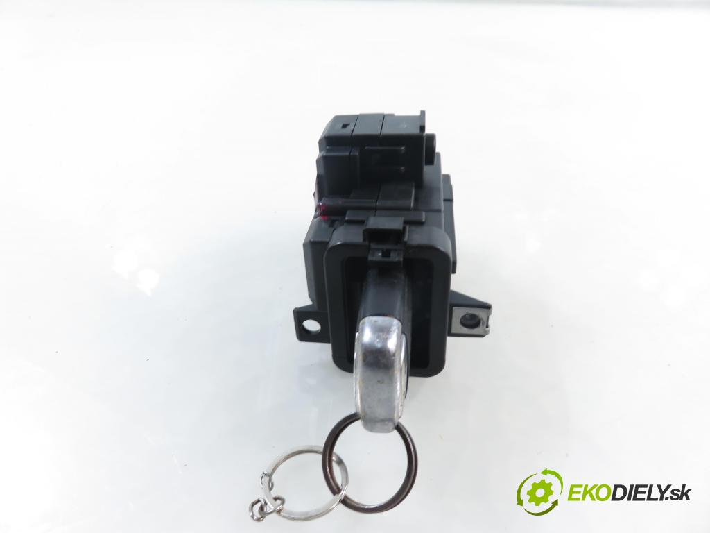 AUDI A5 (8T3) COUPE 2007 176,00 3.0 TDI quattro - CAPA 2967,00 spinačka 8K0909131A (Spínacia skrinka)