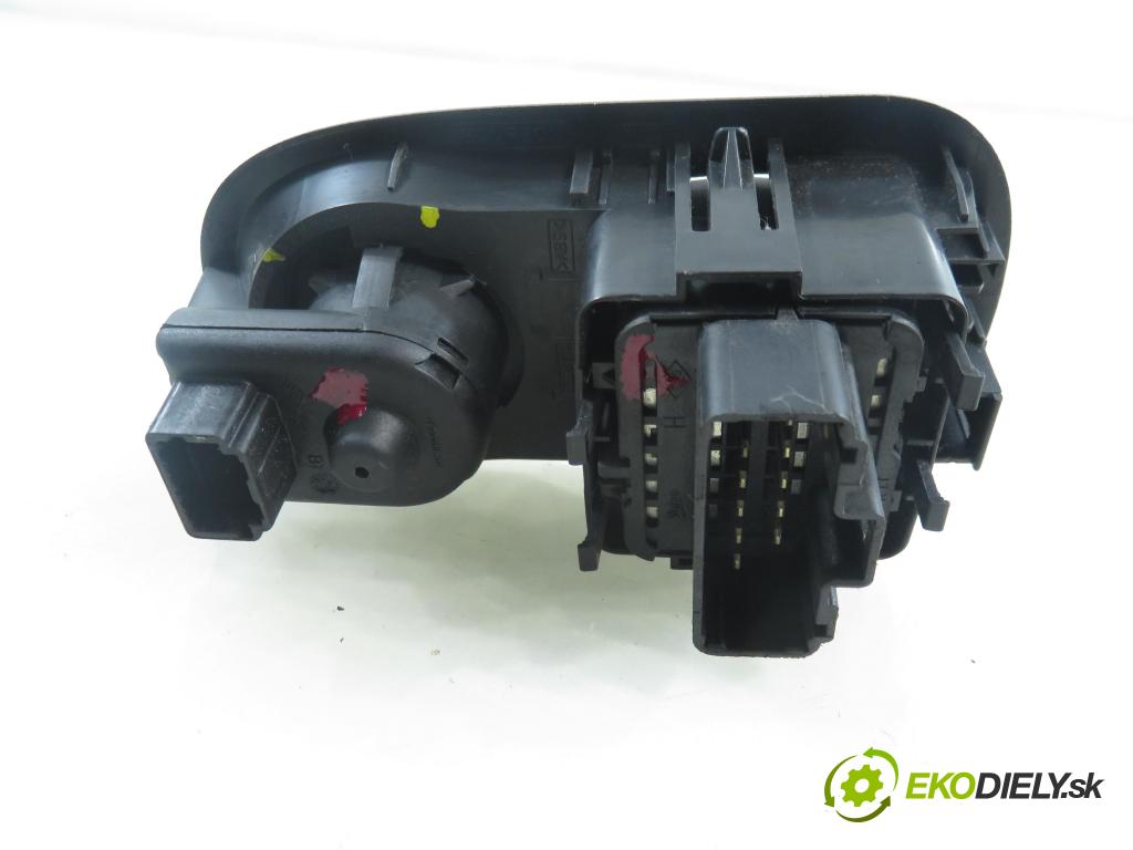 RENAULT MASTER III Platforma / podwozie (EV, HV, UV) KABINA/PLATFORMA 2015 0,00 2.3 dCi 165 FWD - M9T 700 2298,00 Panel ovládaní oken 8200637849