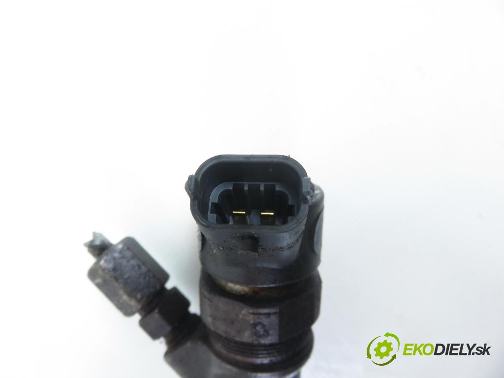 TOYOTA YARIS (_P1_) HB 2003 55,00 1.4 D-4D (NLP10_) - 1ND-TV 1364,00 vstrekovač 0445110085 ; 2367033010 (Vstrekovač paliva)