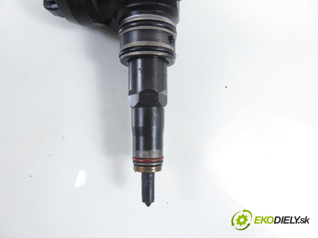 VW PASSAT B6 Variant (3C5) KOMBI 2006 77,00 1.9 TDI - BXE 1896,00 Vstrekovač 038130073AG (Vstrekovač paliva)