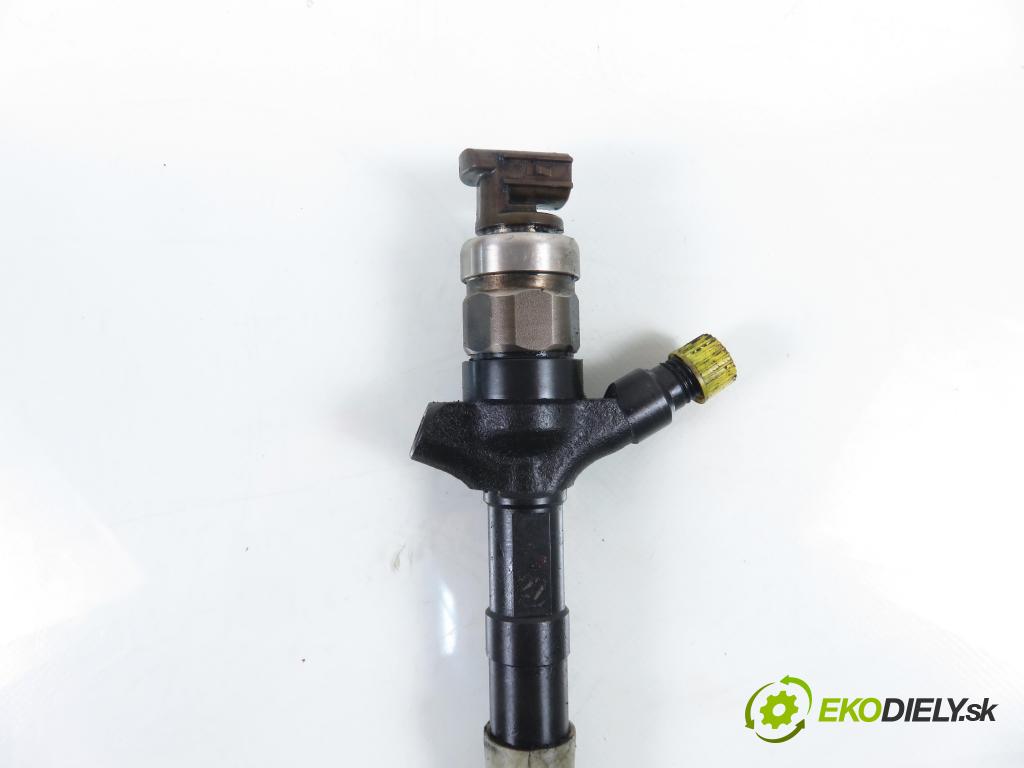 TOYOTA COROLLA (_E12_) HB 2004 66,00 2.0 D-4D 1995,00 vstrekovač 236700G010 (Vstrekovač paliva)