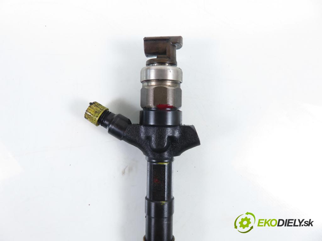 TOYOTA COROLLA (_E12_) HB 2004 66,00 2.0 D-4D 1995,00 vstrekovač 236700G010 (Vstrekovač paliva)