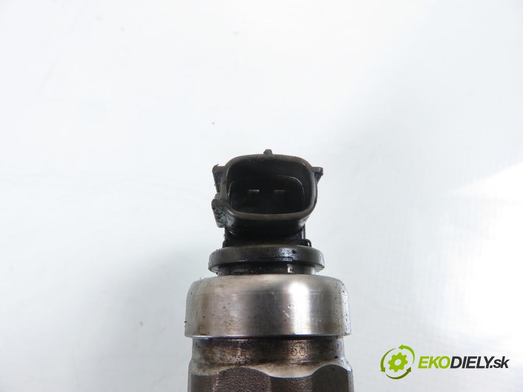 TOYOTA COROLLA (_E12_) HB 2004 66,00 2.0 D-4D 1995,00 vstrekovač 236700G010 (Vstrekovač paliva)