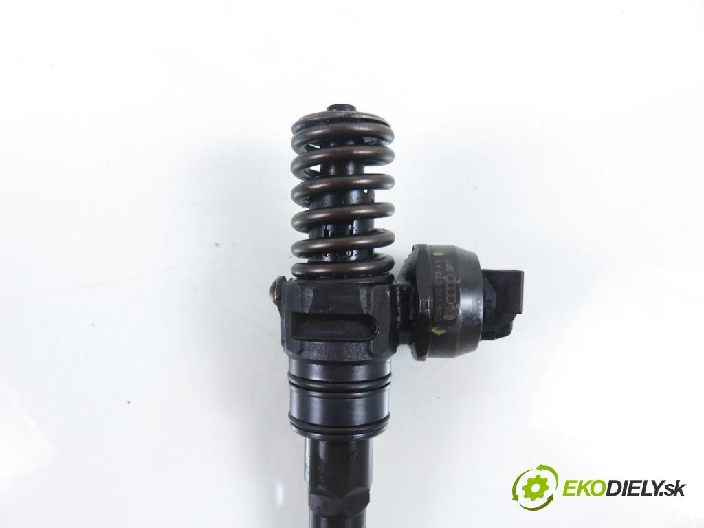 AUDI A4 (8E2, B6) SEDAN 2001 96,00 1.9 TDI PD 130 - AWX 1896,00 Vstrekovač 038130073AR ; 0414720214 (Vstrekovač paliva)