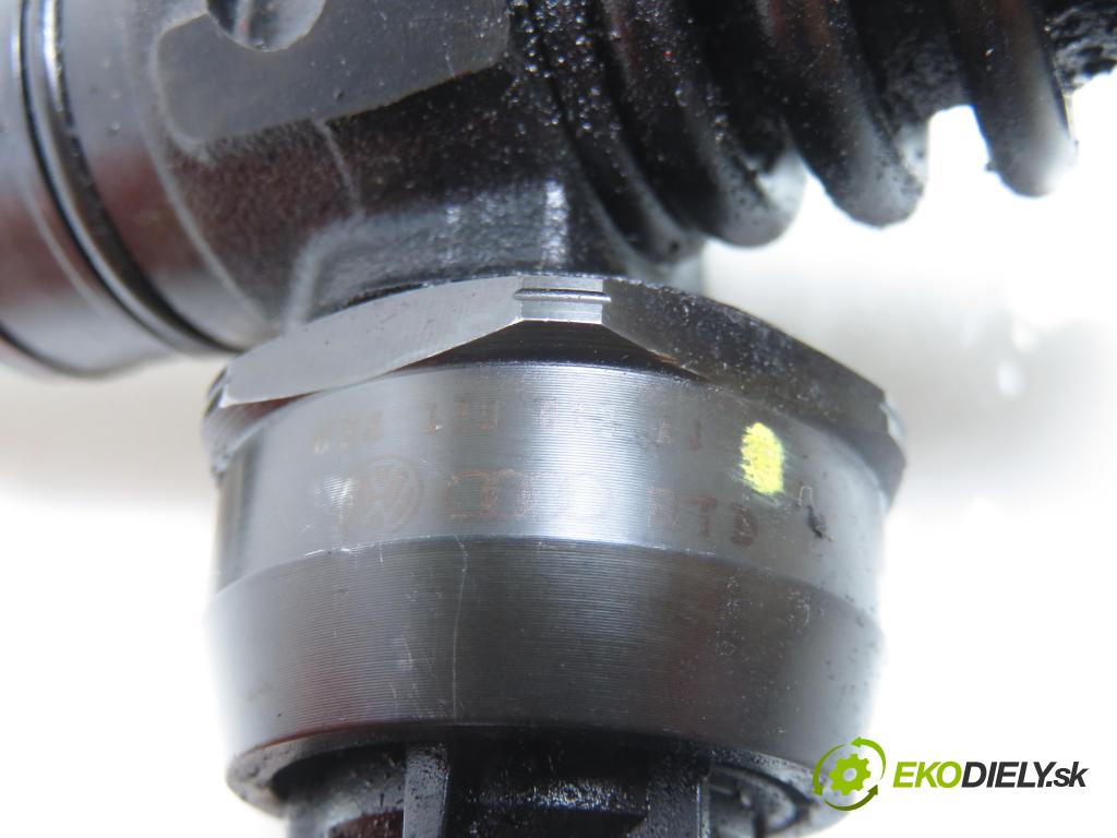 AUDI A4 (8E2, B6) SEDAN 2002 74,00 1.9 TDI PD 101 - AVB 1896,00 Vstrekovač 038130073AJ ; 0414720037 (Vstrekovač paliva)