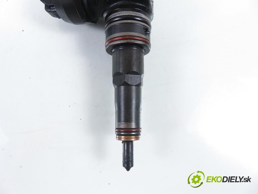 AUDI A4 (8E2, B6) SEDAN 2002 74,00 1.9 TDI PD 101 - AVB 1896,00 Vstrekovač 038130073AJ ; 0414720037 (Vstrekovač paliva)