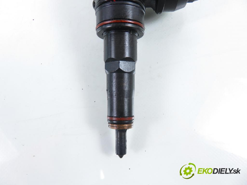 AUDI A4 (8E2, B6) SEDAN 2002 74,00 1.9 TDI PD 101 - AVB 1896,00 Vstrekovač 038130073AJ ; 0414720037 (Vstrekovač paliva)