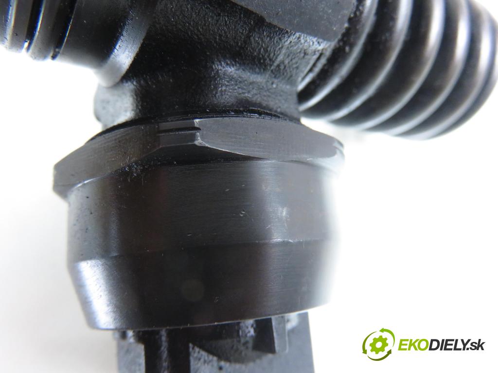 AUDI A4 (8E2, B6) SEDAN 2002 74,00 1.9 TDI PD 101 - AVB 1896,00 Vstrekovač 038130073AJ ; 0414720037 (Vstrekovač paliva)