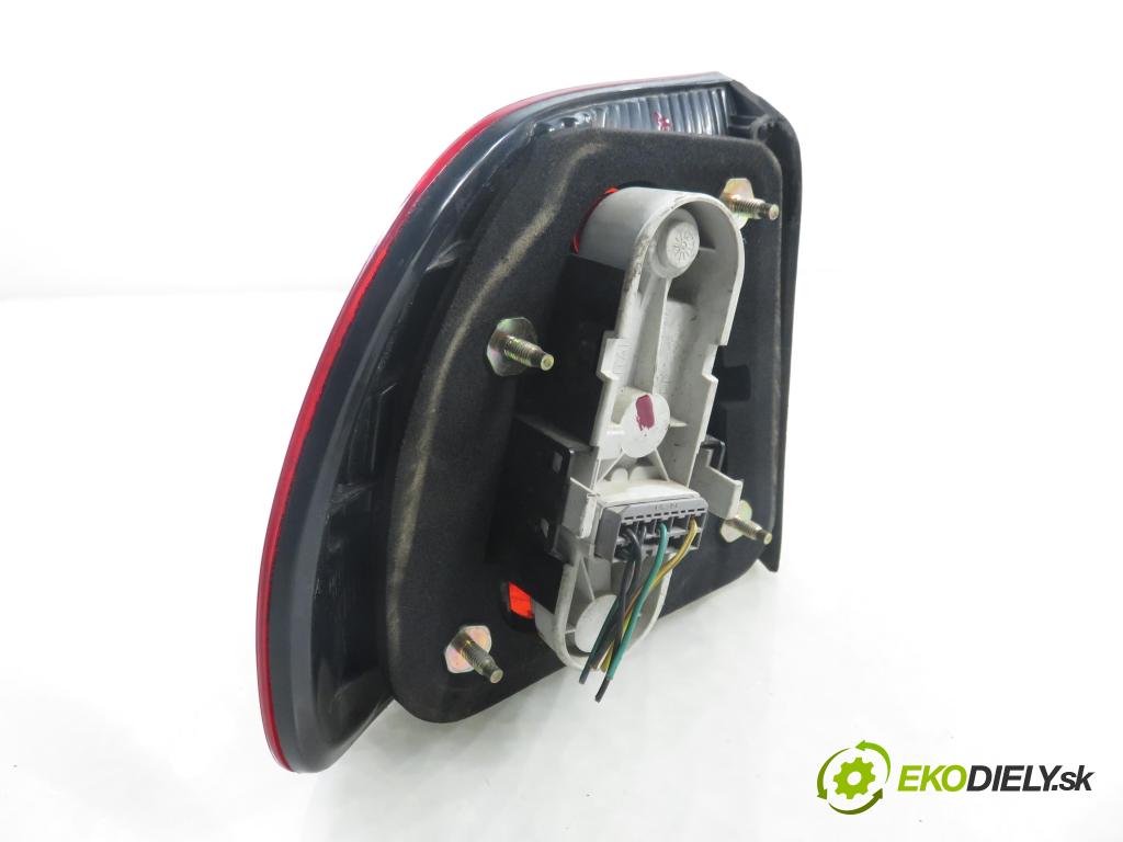 VOLVO V40 Kombi (645) KOMBI 2004 85,00 1.9 DI 116 - D 4192 T3 1870,00 světlo pravé zadní