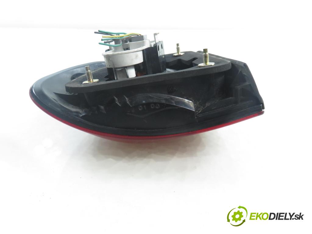 VOLVO V40 Kombi (645) KOMBI 2004 85,00 1.9 DI 116 - D 4192 T3 1870,00 světlo pravé zadní