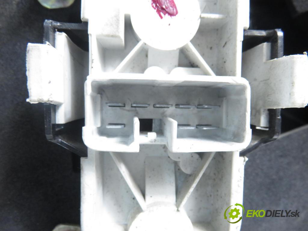 VOLVO V40 Kombi (645) KOMBI 2004 85,00 1.9 DI 116 - D 4192 T3 1870,00 světlo pravé zadní