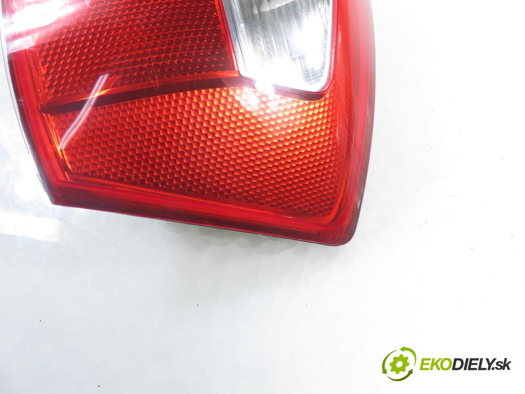 AUDI A4 (8E2, B6) SEDAN 2002 110,00 1.8 T - AVJ 1781,00 Svetlo pravé zadné