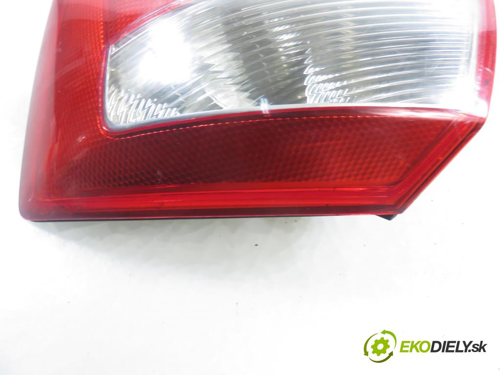 AUDI A4 (8E2, B6) SEDAN 2002 110,00 1.8 T - AVJ 1781,00 Svetlo pravé zadné