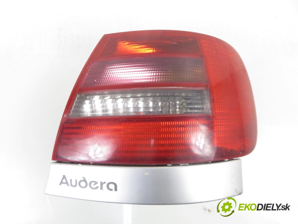 AUDI A4 (8D2, B5) SEDAN 2000 110,00 2.5 TDI - AFB 2496,00 Svetlo pravé zadné 