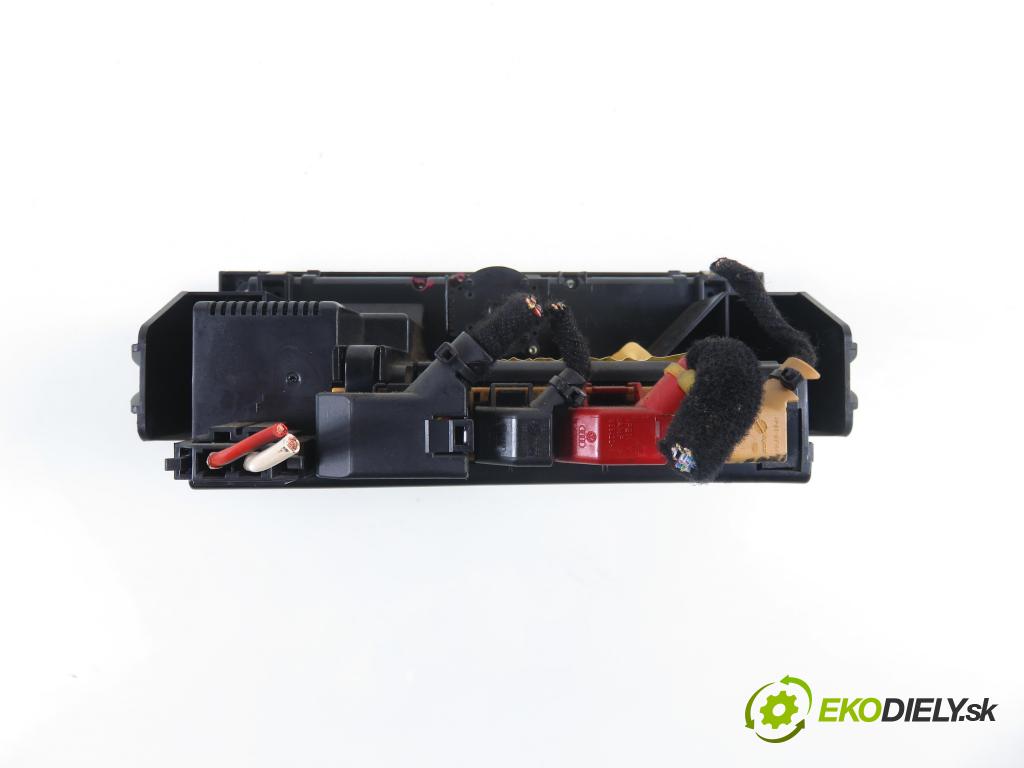 AUDI A2 (8Z0) HB 2002 55,00 1.4 TDI - AMF 1422,00 Panel kúrenia KLIMATRONIK 8Z0820043D ; 5HB00818504