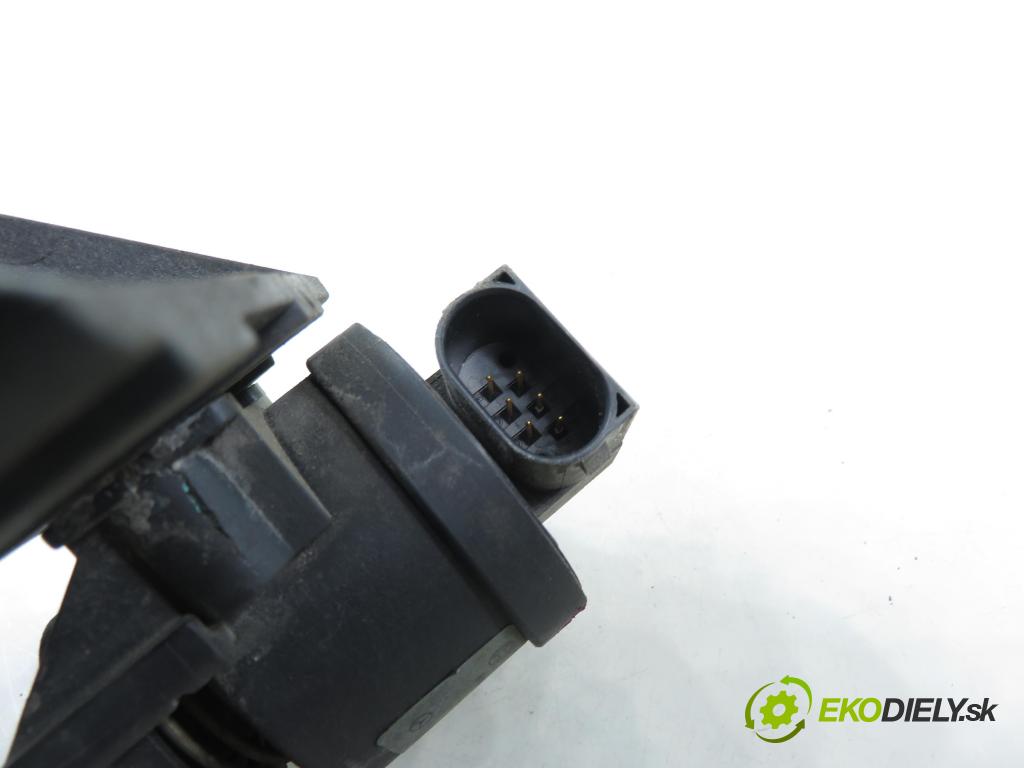 VW LT 28-46 II Platforma / podwozie (2DC, 2DF, 2DG, 2DL, 2DM) KABINA/PLATFORMA 1999 75,00 2.5 TDI - AHD 2461,00 Potenciometer plynu 0115428617 (Potenciometer plynového pedálu)