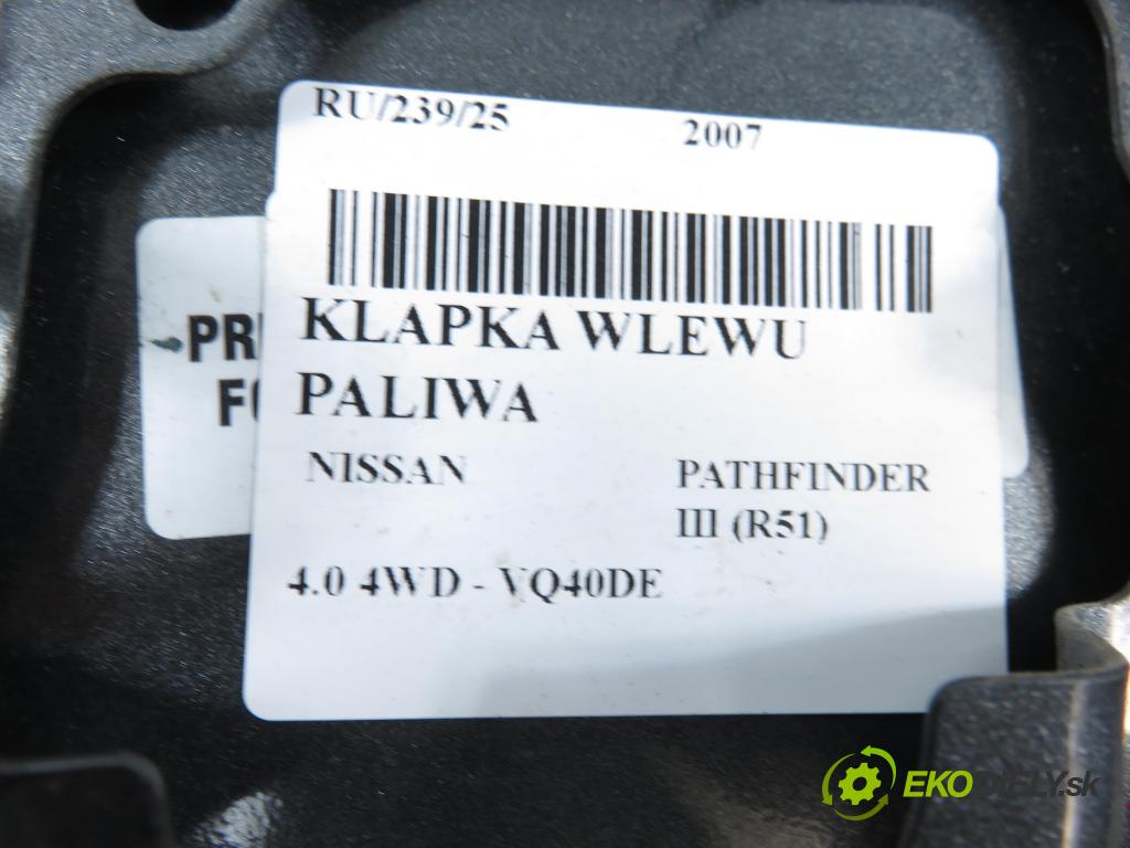 NISSAN PATHFINDER III (R51) TERENOWY 2007 198,00 4.0 4WD 269 - VQ40DE 3954,00 dvířka nádrže paliva  (Klika dveří ostatní)