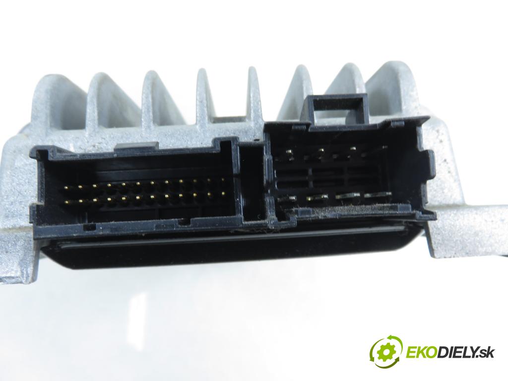 NISSAN PATHFINDER III (R51) TERENOWY 2007 198,00 4.0 4WD 269 - VQ40DE 3954,00 zesilovač 28060EA500 (Zesilovač)