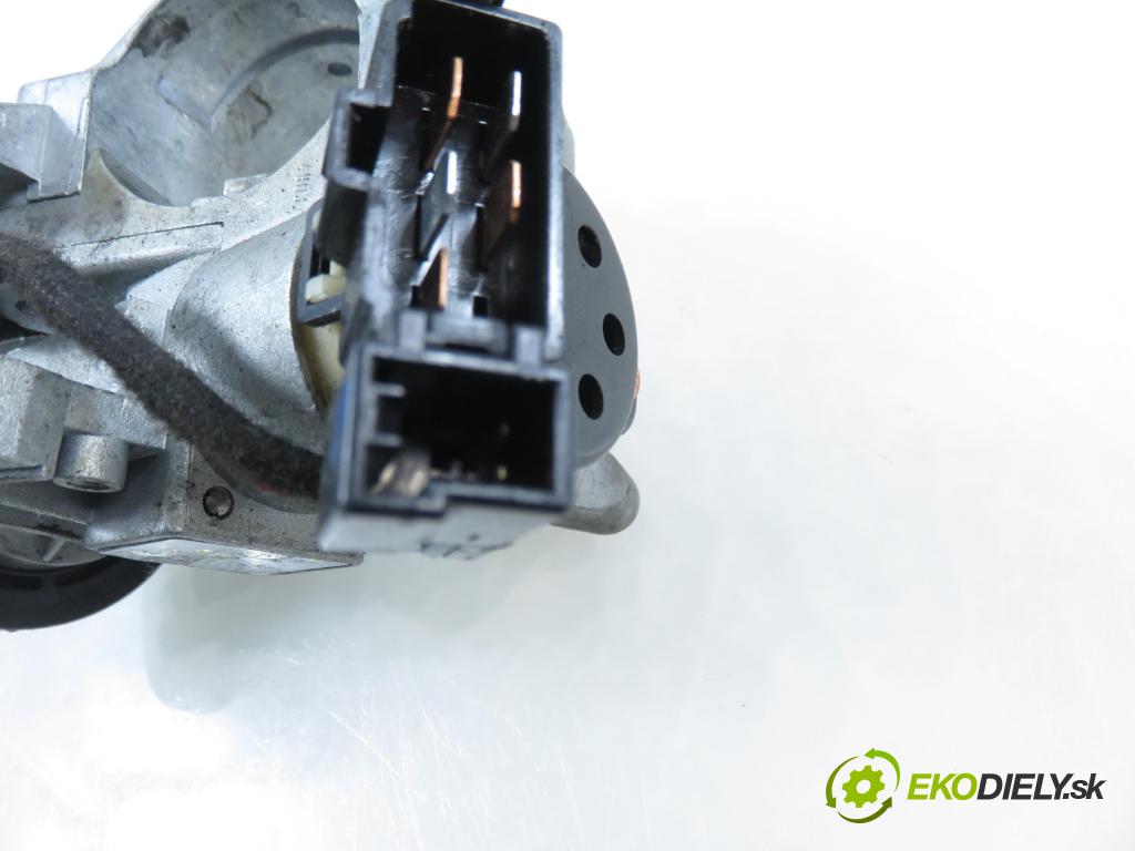 VOLVO V40 Kombi (645) KOMBI 2004 85,00 1.9 DI 116 - D 4192 T3 1870,00 spinačka  (Spínacia skrinka)