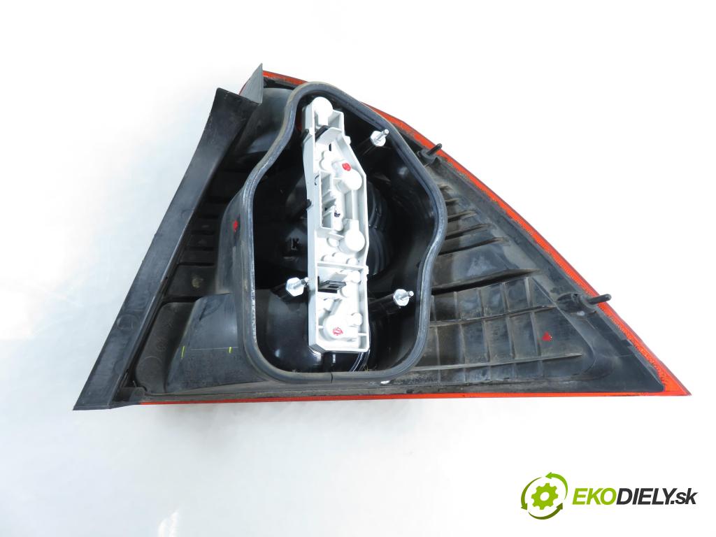 FORD FOCUS II sedan (DB_, FCH, DH) SEDAN 2005 74,00 1.6 - HWDB 1596,00 Svetlo ľavé zadné 5M5113405B