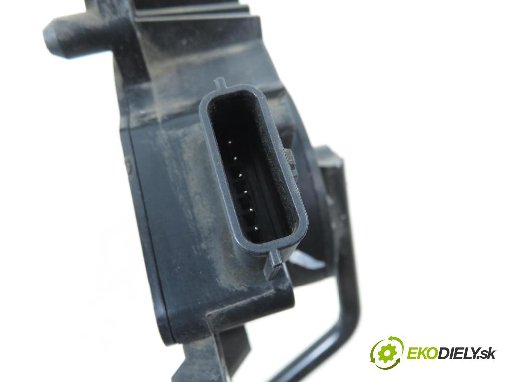 RENAULT GRAND SCENIC II (JM0/1_) MINIVAN 2004 99,00 2.0 135 - F4R 771 1998,00 Potenciometer plynu 8200159647 (Potenciometer plynového pedálu)