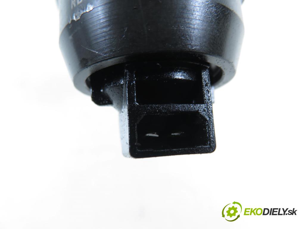 VW PASSAT B5.5 Variant (3B6) KOMBI 2002 74,00 1.9 TDI PD 101 - AVB 1896,00 Vstrekovač 038130073AJ ; 0414720037 (Vstrekovač paliva)