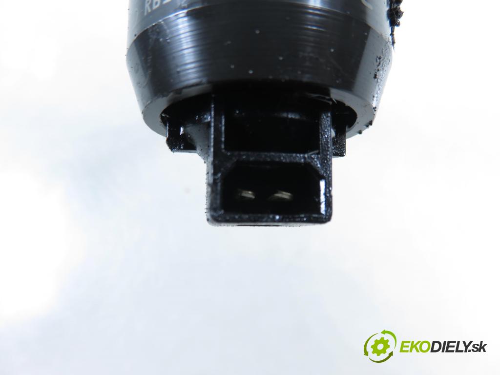 VW PASSAT B5.5 Variant (3B6) KOMBI 2002 74,00 1.9 TDI PD 101 - AVB 1896,00 Vstrekovač 038130073AJ ; 0414720037 (Vstrekovač paliva)