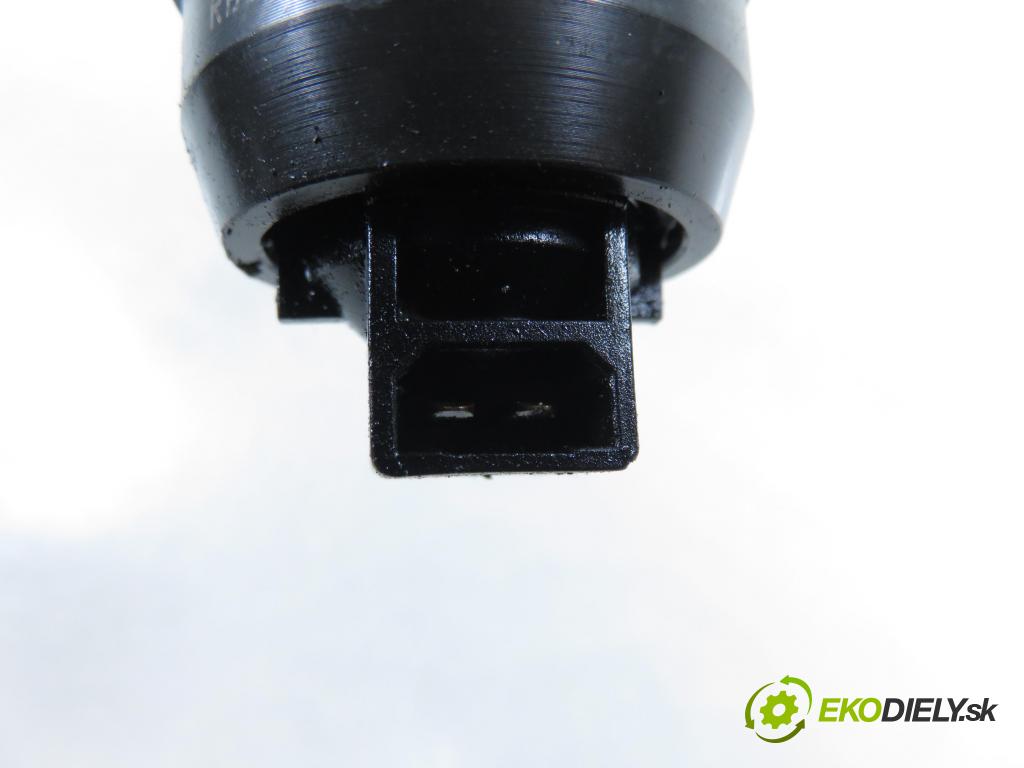 VW PASSAT B5.5 Variant (3B6) KOMBI 2002 74,00 1.9 TDI PD 101 - AVB 1896,00 Vstrekovač 038130073AJ ; 0414720037 (Vstrekovač paliva)