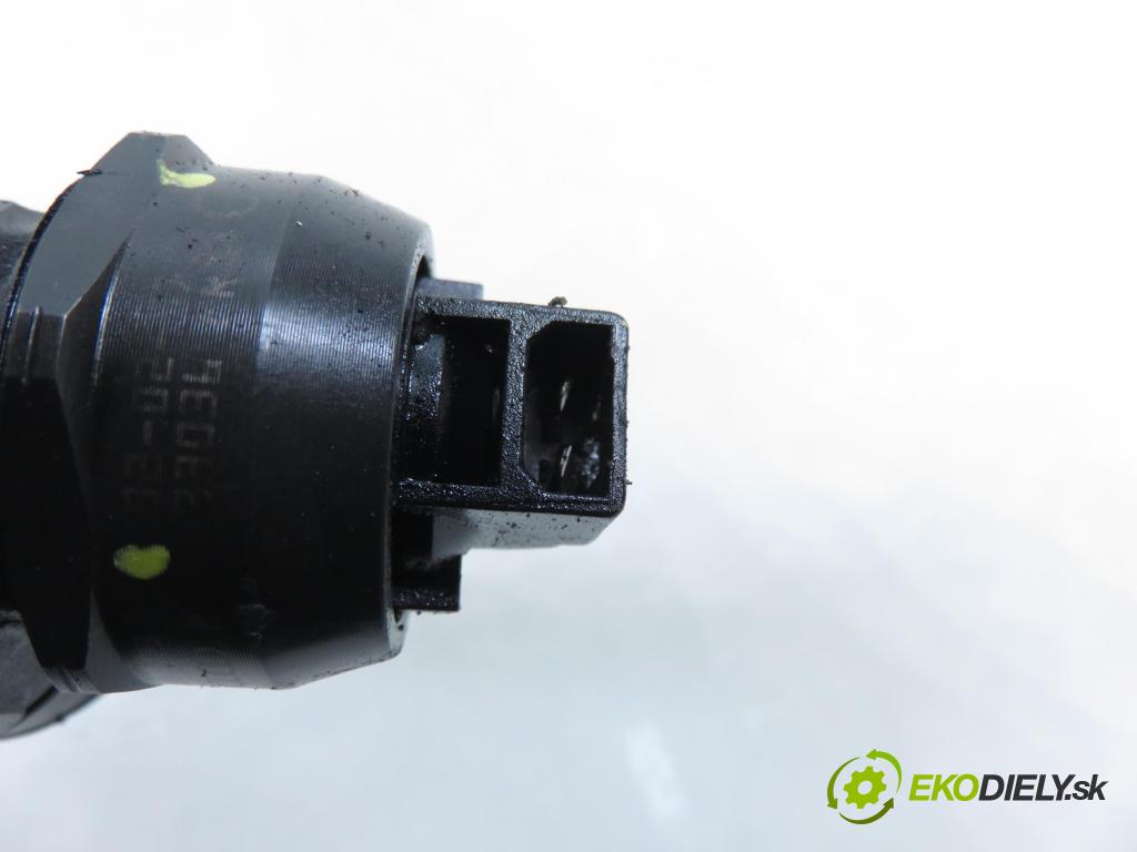 VW PASSAT B5.5 Variant (3B6) KOMBI 2002 74,00 1.9 TDI PD 101 - AVB 1896,00 Vstrekovač 038130073AJ ; 0414720037 (Vstrekovač paliva)