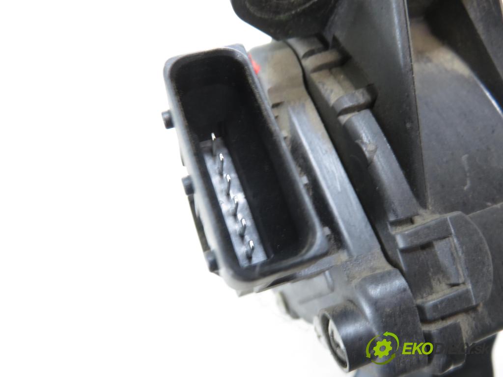 OPEL ZAFIRA A Nadwozie Wielkopojemne (MPV) (T98)  MINIVAN 2001 74,00 1.6 16V - Z 16 XE 1598,00 Potenciometer plynu 9202341BT ; 6PV00811400 (Potenciometer plynového pedálu)