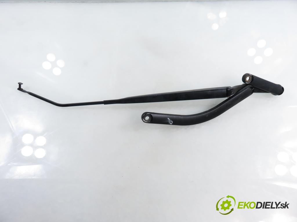 RENAULT GRAND SCENIC II (JM0/1_) MINIVAN 2004 99,00 2.0 135 - F4R 771 1998,00 RAMENO: stierače PP 8200113231 ; 80010797