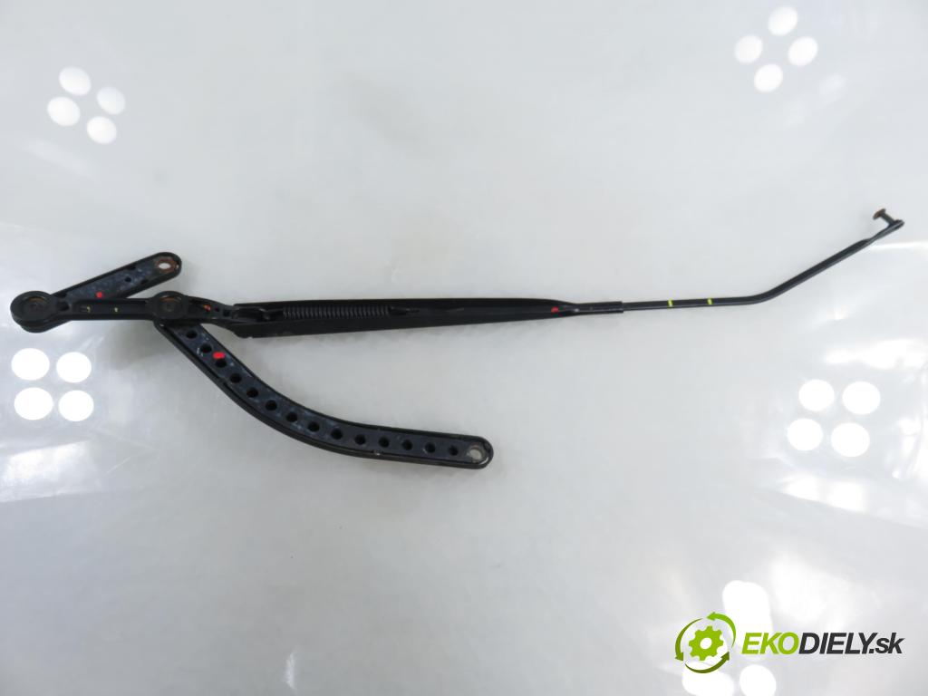 RENAULT GRAND SCENIC II (JM0/1_) MINIVAN 2004 99,00 2.0 135 - F4R 771 1998,00 RAMENO: stierače PP 8200113231 ; 80010797