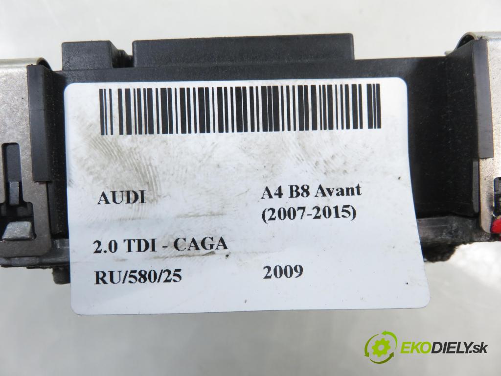 AUDI A4 Avant (8K5, B8) KOMBI 2009 105,00 2.0 TDI - CAGA 1968,00 rezistor / REOSTAT: topení 8K0820521B ; F011500024