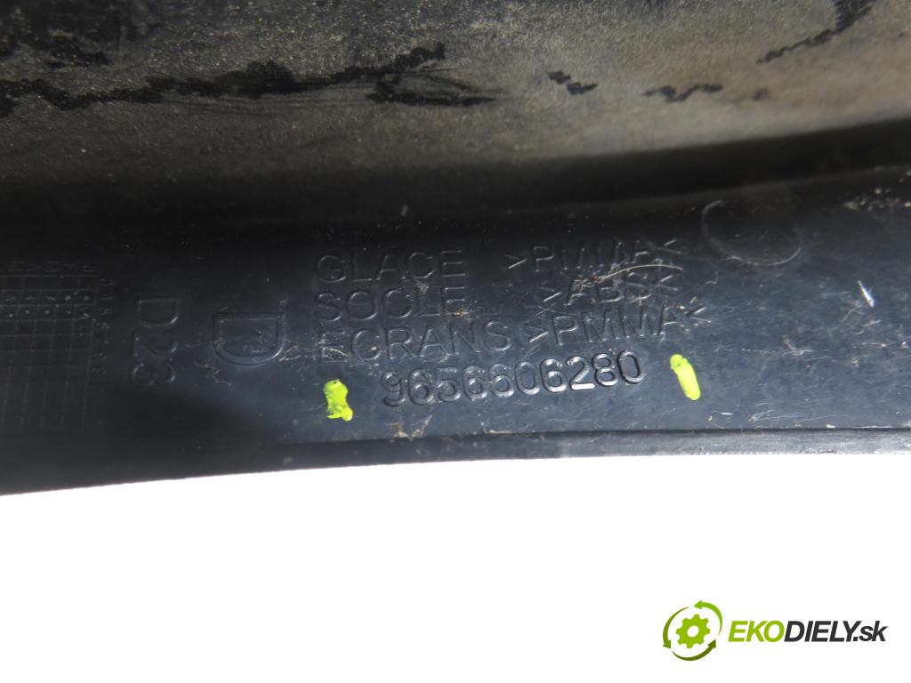 PEUGEOT 407 (6D_) SEDAN 2005 100,00 2.0 HDi 135 - RHR 1997,00 Svetlo pravé zadné 9656606280