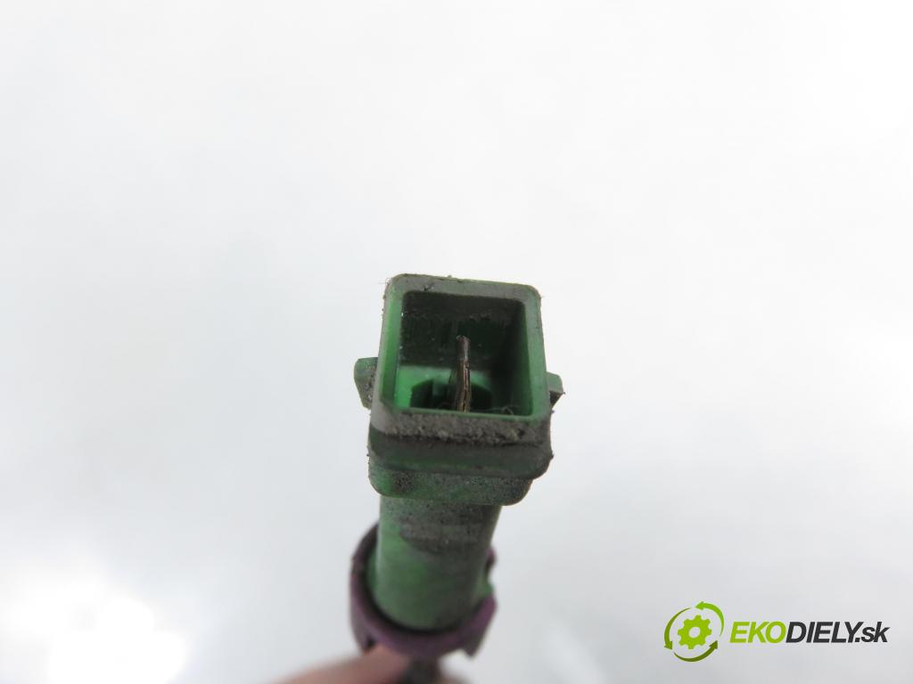 VW PASSAT B5.5 Variant (3B6) KOMBI 2001 74,00 1.9 TDI PD 101 - AVB 1896,00 KOMPRESOR: klimatizace 8D0260808 ; 447200963 (Kompresor klimatizace)