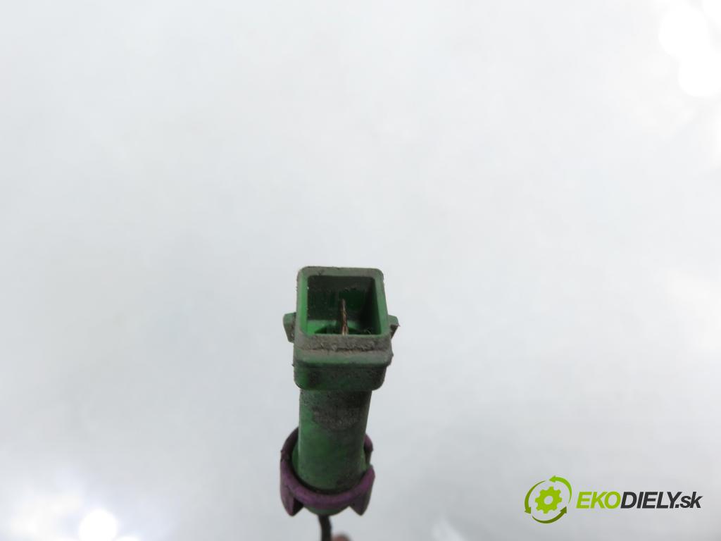 VW PASSAT B5.5 Variant (3B6) KOMBI 2001 74,00 1.9 TDI PD 101 - AVB 1896,00 KOMPRESOR: klimatizace 8D0260808 ; 447200963 (Kompresor klimatizace)