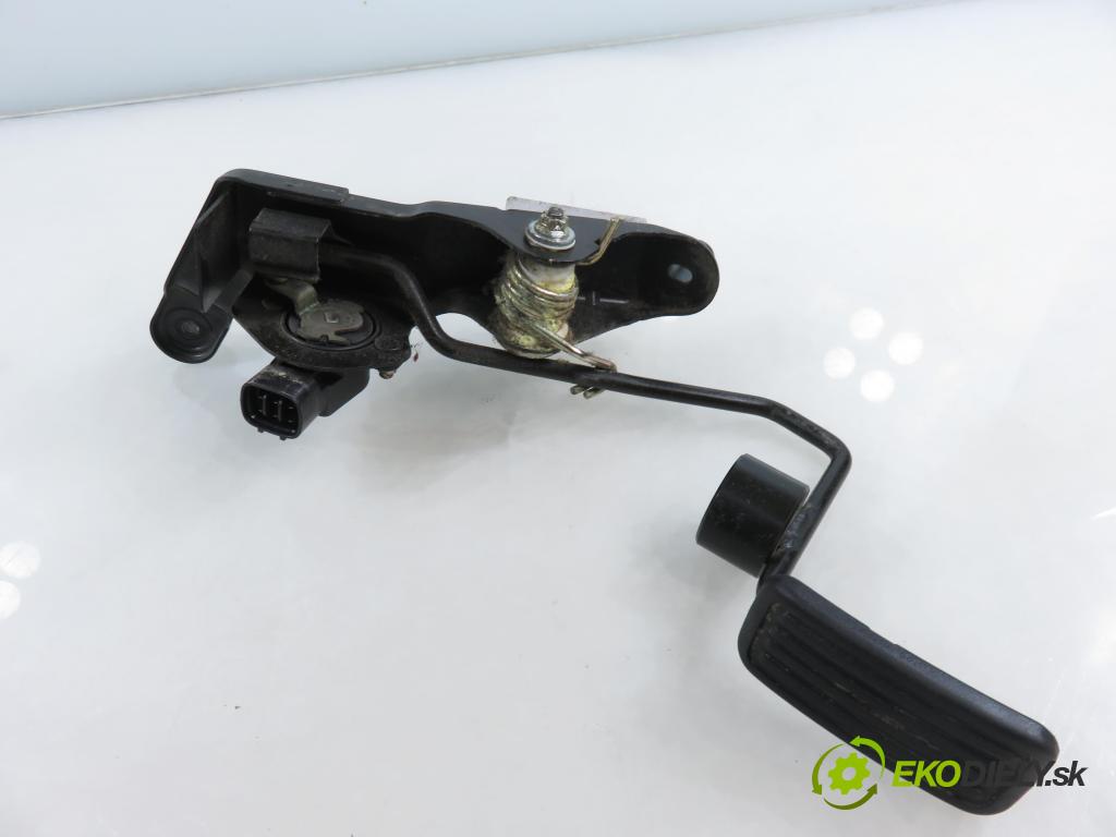 TOYOTA RAV 4 II (_A2_) SUV 2003 85,00 2.0 D-4D 4WD 116 - 1CD-FTV 1995,00 Potenciometer plynu 8928133010 ; 7801042020 (Potenciometer plynového pedálu)