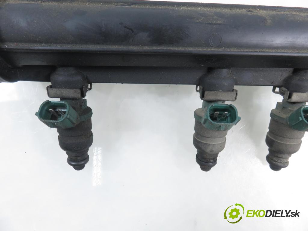 SKODA OCTAVIA I (1U2) LIFTBACK 2001 75,00 1.6 - AVU 1595,00 Lišta vstrekovacia 037906031AL ; 06A133317A (Vstrekovacia lišta)